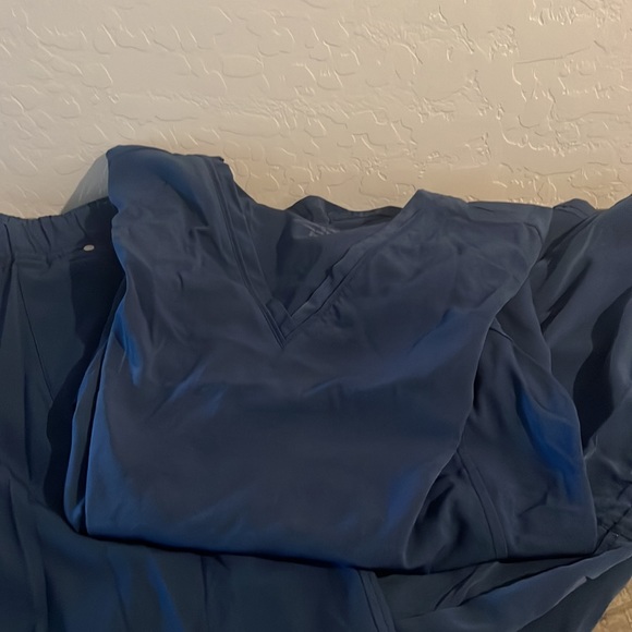 Navy blue scrubs top size 2x bottom xl - Picture 2 of 3